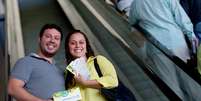 <p>Casal Alan e Fernanda Santos foi o primeiro a retirar os ingressos. Fernanda que está grávida, mas não sabia quando comprou os bilhetes</p>  Foto: Mauro Pimentel / Terra