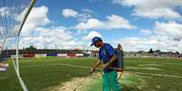 <p>Funcionário tingiu o campo de jogo momentos antes de a bola rolar na Vila Olímpica</p>  Foto: Heuler Andrey/Agif / Gazeta Press