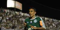 Juninho aproveitou passe de Leandro para marcar o segundo gol do Palmeiras em Arapiraca  Foto: Ailton Cruz/STR / Gazeta Press