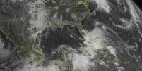 Imagem de satélite mostra o furacão Barbara se aproximando do sul do México e provocando chuvas e tempestades no Mar do Caribe  Foto: NOAA / AP