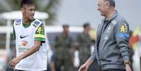 Neymar conversa com Felipão durante o primeiro treino do Brasil  Foto: Ricardo Matsukawa / Terra