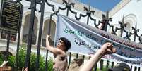 Ativistas do Femen protestam em frente ao Palácio da Justiça, em Túnis  Foto: AFP