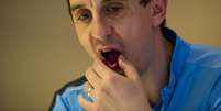 <p>Gary Neville disse que não concorda com críticas, mas foi respeitoso</p>  Foto: Daniel Ramalho / Terra