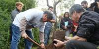 Pai de Rafael ajudou a cavar buraco para o plantio de mudas  Foto: Luiz Roese / Especial para Terra