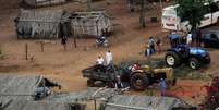 Indígenas começam a deixar fazenda após operação de reintegração de posse  Foto: Moisés Palácios / Futura Press