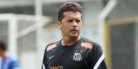 T&eacute;cnico do Sub-20 do Santos, Claudinei Oliveira vai dirigir a equipe contra o Gr&ecirc;mio, no s&aacute;bado, na Vila Belmiro. Sua experi&ecirc;ncia com a base alvinegra pode ajudar em sua manuten&ccedil;&atilde;o no cargo  Foto: Pedro Ernesto Guerra Azevedo / Divulga&ccedil;&atilde;o