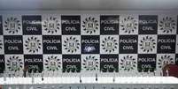 Entre os itens apreendidos est&atilde;o 40 tubos de lan&ccedil;a perfume e uma carabina de press&atilde;o  Foto: Pol&iacute;cia Civil / Divulga&ccedil;&atilde;o