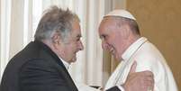 O presidente uruguaio, José Mujica, foi recebido neste sábado com um abraço pelo papa Francisco, no primeiro encontro desde que o argentino foi eleito papa, em 13 de março  Foto: EFE