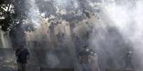 <p>Manifestantes fogem do gás lacrimogênio lançado pela polícia em Istambul</p>  Foto: AFP