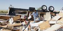 Mikie Hooper recolhe o que restou de casa destruída por um tornado em El Reno, Oklahoma, EUA, neste sábado  Foto: Reuters