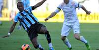 <p>Diante do Grêmio, pelo segundo jogo do Campeonato Brasileiro, Santos atuou sem patrocinador máster após o fim do acordo com a Phlico</p>  Foto: Ivan Storti / Agência Lance