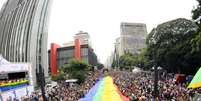 <p>Participantes da Parada Gay de S&atilde;o Paulo mostram uma bandeira gigante na avenida Paulista</p>  Foto: Marcelo Pereira / Terra