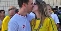 Inglês John Dent e brasileira Carla Rosso são namorados e assistirão ao jogo juntos na torcida do Brasil  Foto: Daniel Ramalho / Terra