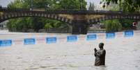 <p>Est&aacute;tua &eacute; coberta pelas &aacute;guas do rio Vltava no centro de Praga, na Rep&uacute;blica Checa</p>  Foto: AP