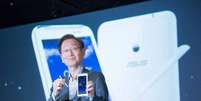 <p>Chairman da Asus, Jonney Shih, exibe Fonepad Note FHD de 6"</p>  Foto: Divulgação / ZTOP