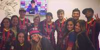 Rafaella, irmã de Neymar, divulgou foto com toda a "comitiva" que acompanhou o jogador na viagem a Barcelona  Foto: Twitter