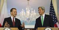 Kerry durante encontro com o colega polonês Radoslaw Sikorski no Departamento de Estado, em Washington  Foto: AP