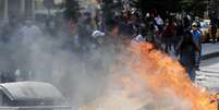 <p>Barricada é incendiada durante os confrontos com a polícia em Ancara</p>  Foto: Reuters
