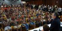 Cerca de 140 índios se reúnem com o ministro da Secretaria-Geral da Presidência, Gilberto Carvalho para discutir a suspensão de empreendimentos energéticos na Amazônia   Foto: Fabio Rodrigues Pozzebom / Agência Brasil