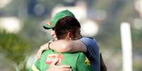 Neymar recebeu abra&ccedil;o do t&eacute;cnico Luiz Felipe Scolari  Foto: Ricardo Matsukawa / Terra