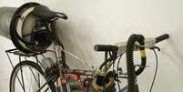 Bicicleta filtra poeira e limpa ar respirado por ciclista  Foto: Fernanda Morena / BBC News Brasil