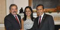 Ao lado da primeira-dama Nadine Heredia, Ollanta Humala cumprimenta o ex-presidente Lula  Foto: EFE