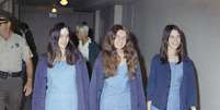 As seguidoras de Charles Manson Susan Atkins (esq.), Patricia Krenwinkel (centro) e Leslie Van Houten chegam a corte para sessão de julgamento em 20 de agosto de 1970  Foto: AP