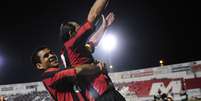 Jogadores do Atlético-PR fazem festa no Moisés Lucarelli em triunfo sobre a Ponte Preta  Foto: Hélio Suenaga / Gazeta Press