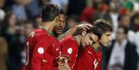 Jogadores de Portugal comemoram gol de Postiga contra a Rússia  Foto: Reuters