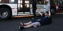 <b>8 de junho</b> As tarifas de ônibus, metrô e trem da cidade de São Paulo passaram a custar R$ 3,20 no domingo e geraram novo protesto no sábado  Foto: Renato S. Cerqueira / Futura Press