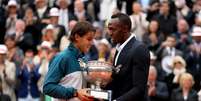 <p>Velocista jamaicano Usain Bolt foi o responsável por entregar o troféu de Roland Garros para o tenista espanhol Rafael Nadal</p>  Foto: Getty Images 