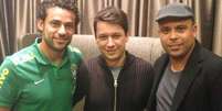 <p>Fred posa com Ronaldo e assessor de imprensa</p>  Foto: Twitter