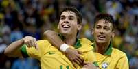 <p>Neymar comemora com Oscar; camisa 10 não brilhou</p>  Foto: Ricardo Matsukawa / Terra