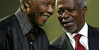 <p>Mandela conversa com o ex-secretário-geral das Nações Unidas, Kofi Annan (dir.), após lançar o grupo de notáveis mundiais The Elders em Johanesburgo, em 2007</p>  Foto: AFP