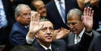 Erdogan cumprimenta parlamentares de seu partido AKP, em Ancara  Foto: Reuters