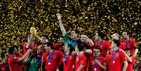 A seleção espanhola comemora a conquista da Copa do Mundo sobre a Holanda em 2010  Foto: Getty Images 