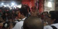 Um grupo de manifestantes se reuniu em frente à 5ª Delegacia de Polícia para protestar contra a prisão de pessoas que participaram de uma manifestação contra o aumento da tarifa do transporte público no Rio de Janeiro  Foto: Armando Paiva / Divulgação