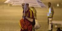 <p>Iniesta sofreu para se proteger da chuva</p>  Foto: AP