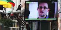 TV mostra um noticiário de Hong Kong sobre Edward Snowden  Foto: AP