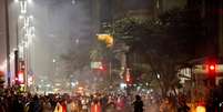 <p>Manifestantes fazem barreira queimando objetos durante protesto na terça-feira, em São Paulo</p>  Foto: Bruno Santos / Terra