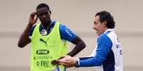 <p>Balotelli ouve instrução do técnico italiano Cesare Prandelli</p>  Foto: Daniel Ramalho / Terra