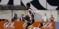 <p>Substituto de Dracena, Gustavo Henrique divide bola com Ronaldinho durante a partida; outros campeões da Copinha também atuaram</p>  Foto: Ricardo Saibun/ Santos FC / Divulgação