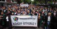 Advogados marcham em Ancara contra prisão de colegas durante protestos: "Queremos justiça", diz a faixa  Foto: AP