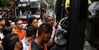 <p>Passageiros tentam entrar em ônibus lotados devido à greve da CPTM em São Paulo</p>  Foto: Fernando Borges / Terra