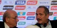 <p>Aldo Rebelo ao lado do presidente da Fifa, Joseph Blatter</p>  Foto: Mauro Pimentel / Terra