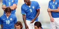 Balotelli faz brincadeira com goleiro reserva da Itália  Foto: Daniel Ramalho / Terra