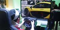 Visitante joga 'Forza Motorsport 5' no estande da Microsoft  Foto: Renato Beolchi / Terra