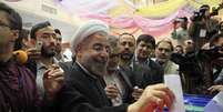 <p>O candidato presidencial Hassan Rohani deposita seu voto em seção eleitoral de Teerã</p>  Foto: Reuters