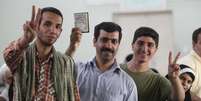 Iranianos possam para fotos enquanto aguardam para votar  Foto: Reuters