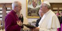 O papa Francisco troca presentes com o Arcebispo de Canterbury, Justin Welby, no Vaticano  Foto: AP